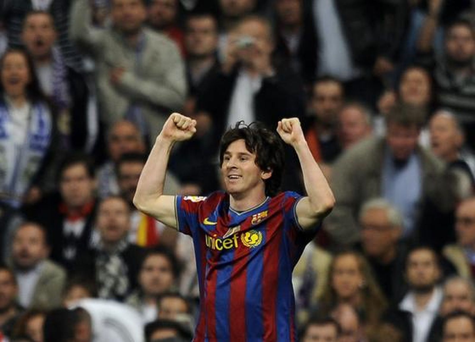 El Barcelona da un golpe casi definitivo a la Liga en el Santiago Bernabéu. / AFP