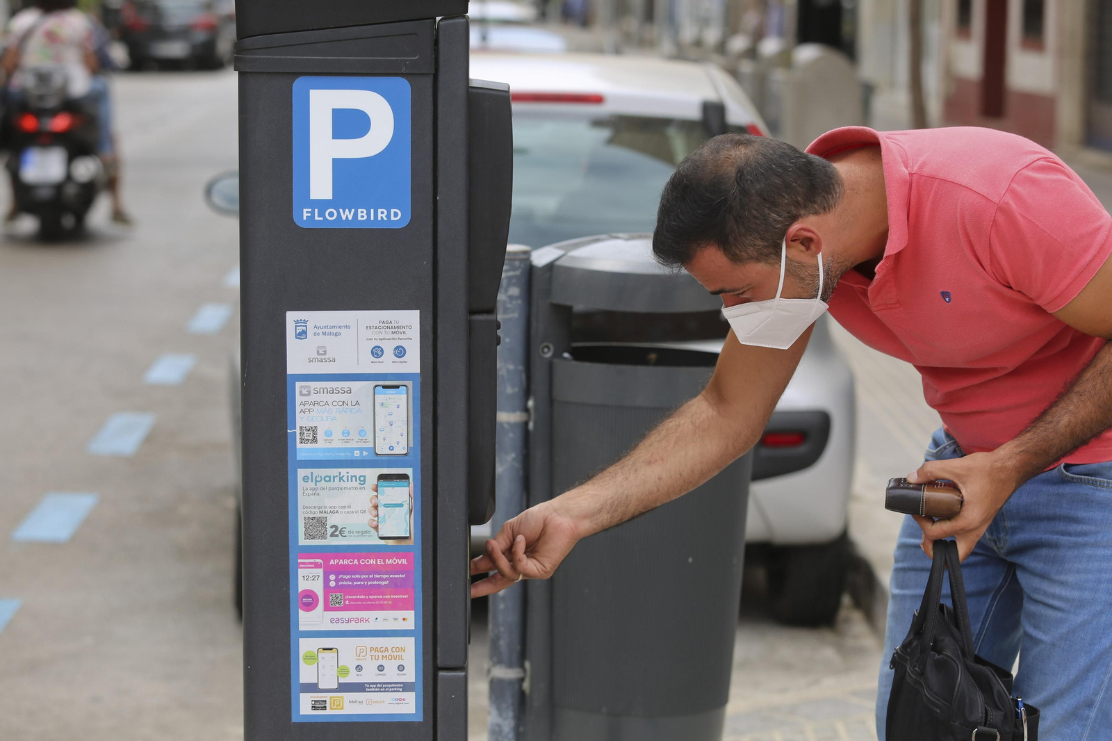 Un usuario del SARE del entorno de La Unión paga en el parquímetro.