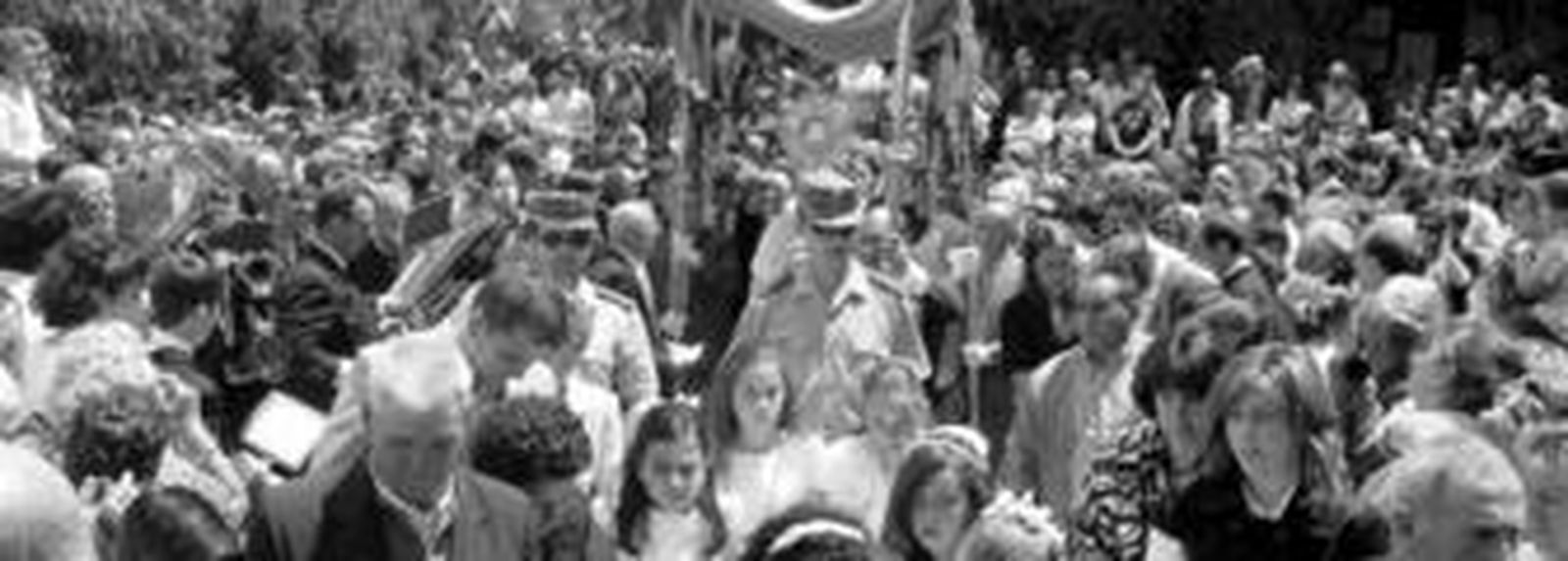 Los niños con vestidos de Primera Comunión encabezaron la procesión del Corpus en Zahara de la Sierra, donde la lluvia no impidió el recorrido.