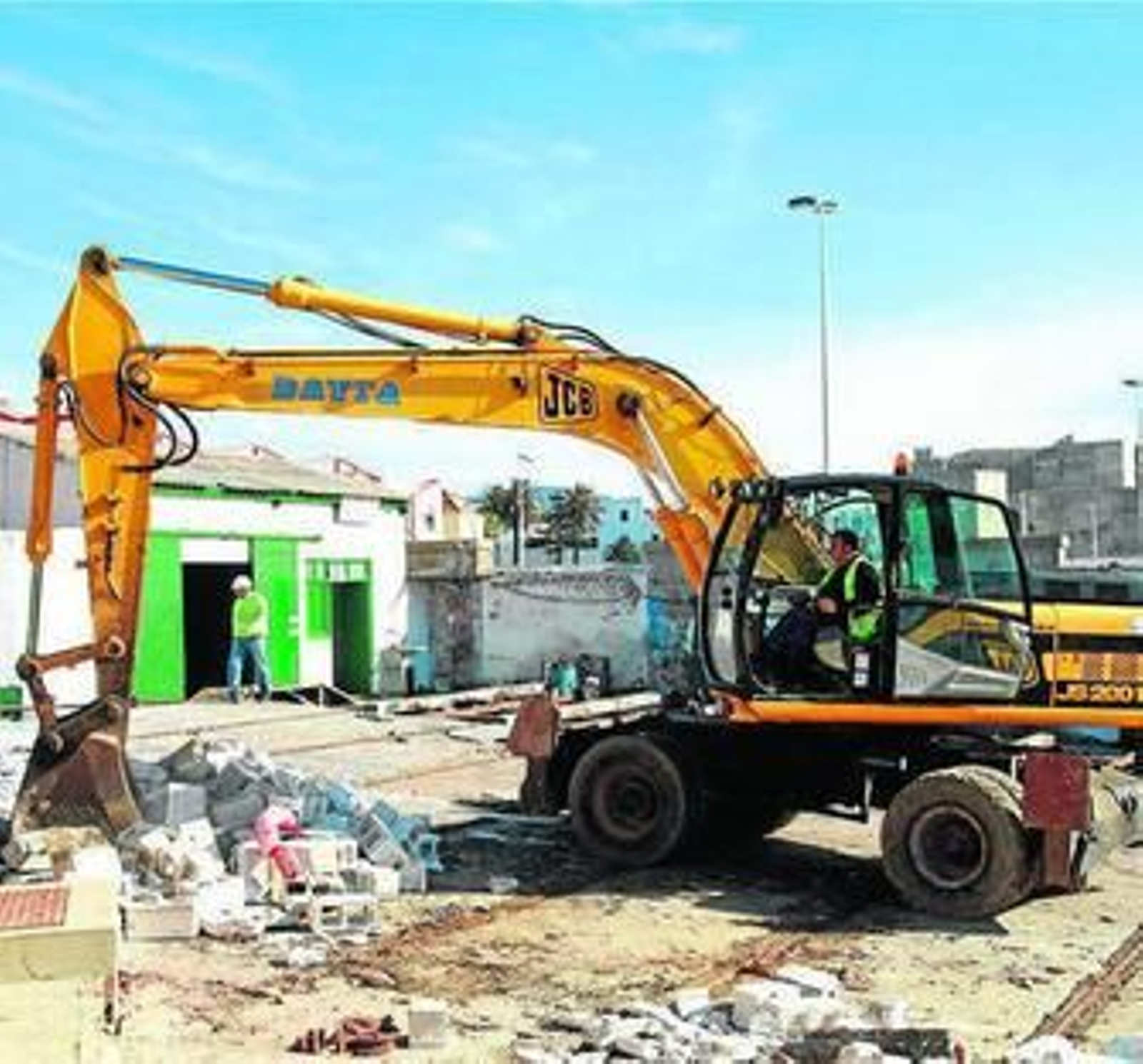 Una grúa comienza a romper la rampa de varada, que data de 1947.