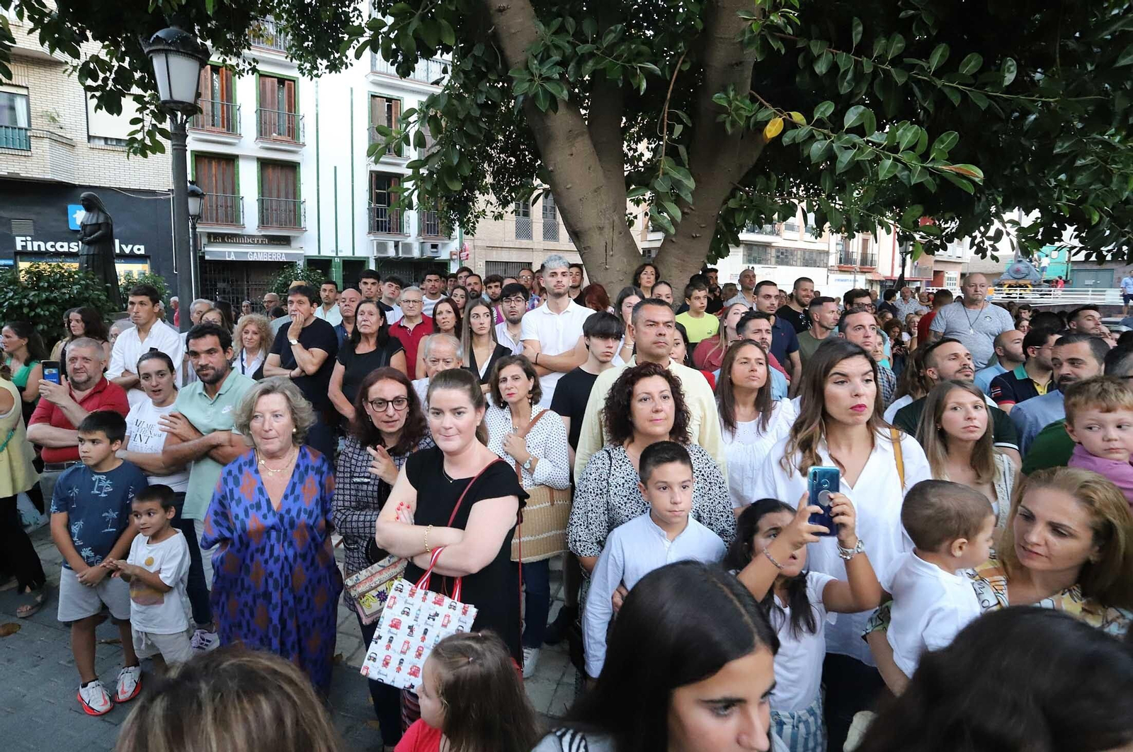 Imágenes de la procesión de la Virgen de la Amargura por las calles de Huelva