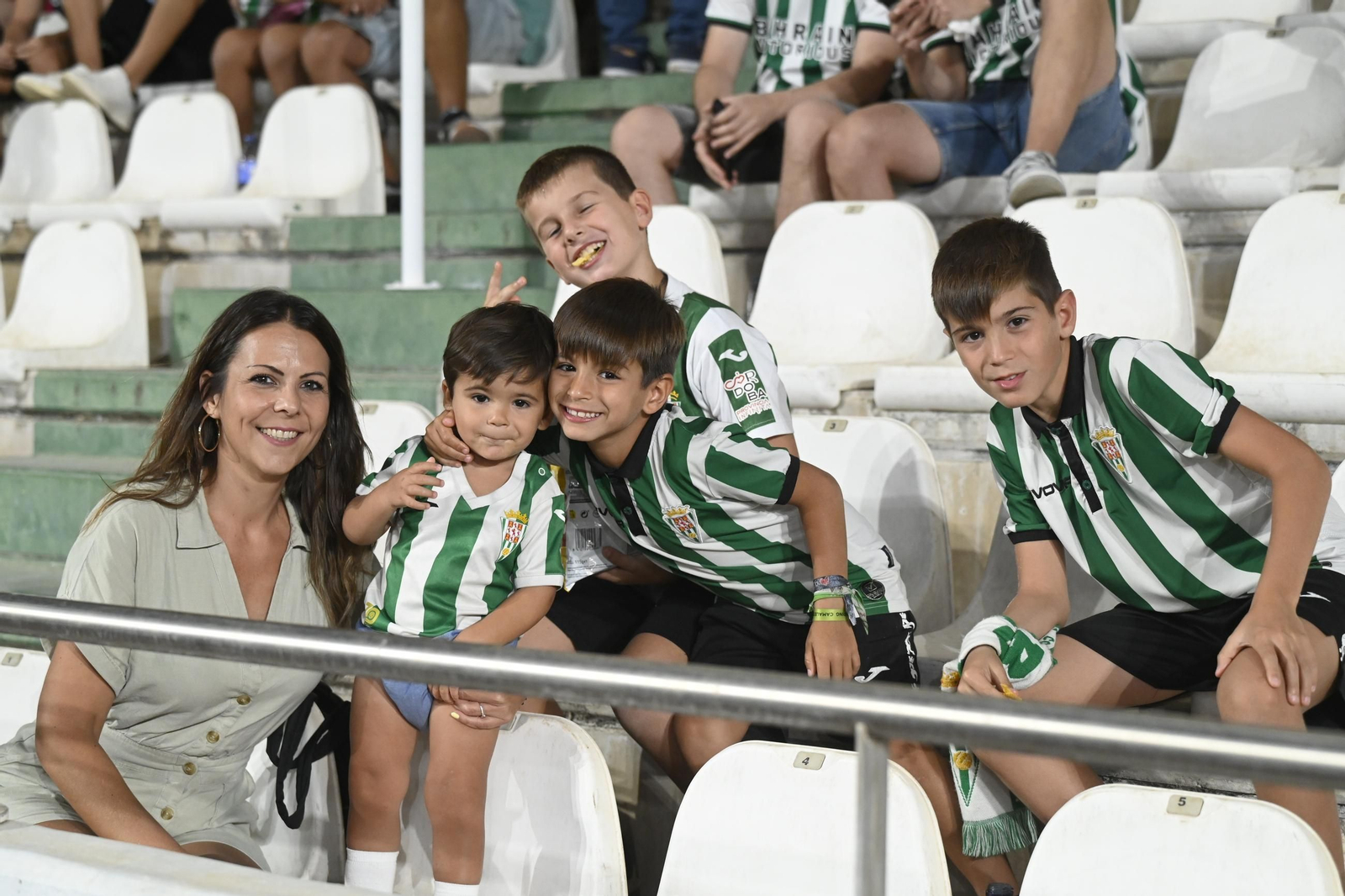 Las mejores fotos del ambiente en El Arcángel para el Córdoba CF - Racing de Santander
