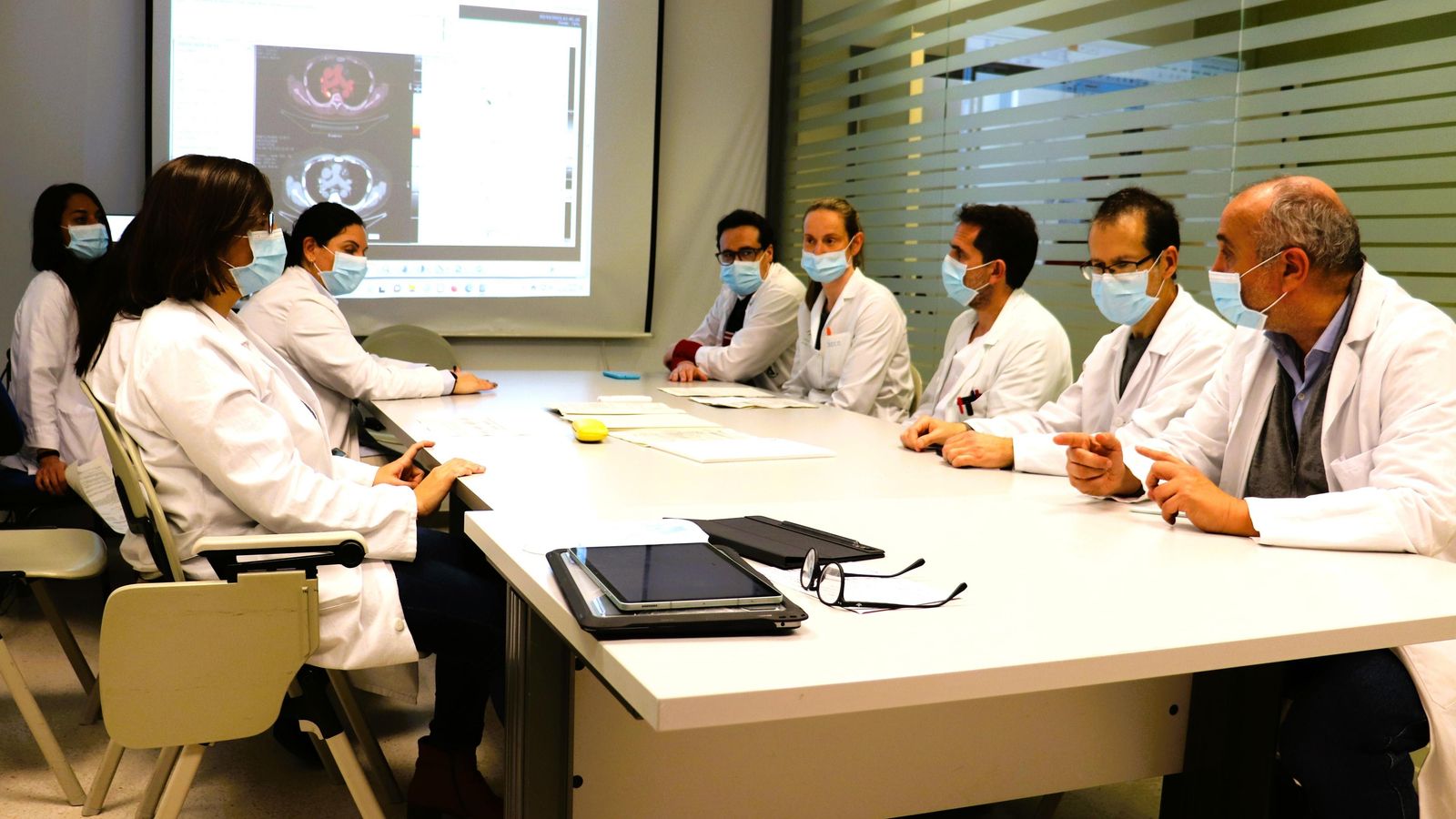 Una sesión clínica en el hospital Juan Ramón Jiménez para decidir los tratamientos.