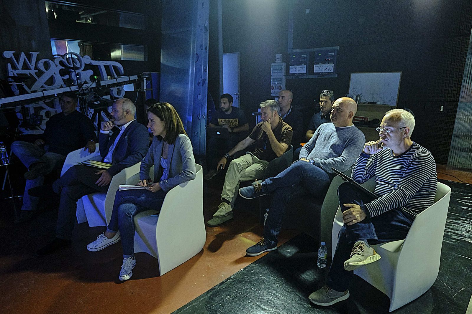 Los equipos de los candidatos siguen el transcurso del debate en un plató secundario de Onda Cádiz.