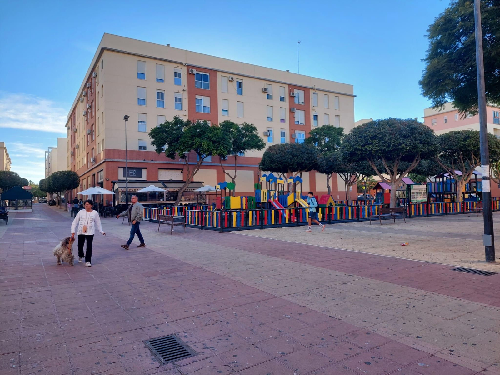 Imagen de esta plaza, en la que las terrazas y los juegos infantiles son los grandes protagonistas.