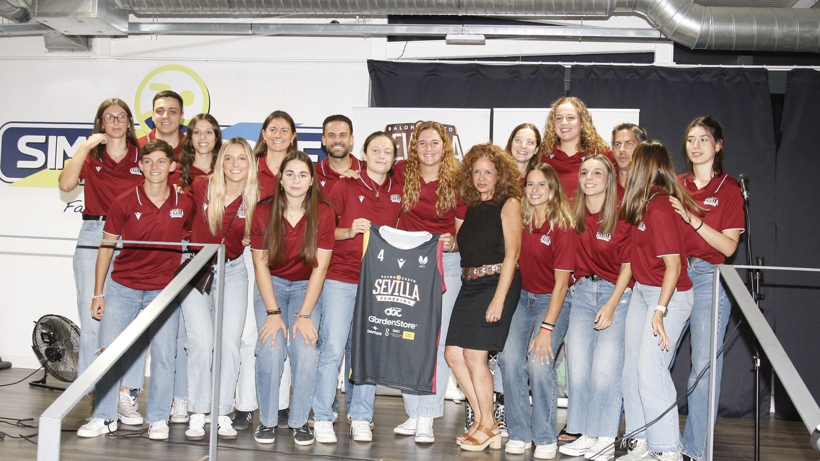 La plantilla del Baloncesto Sevilla en el acto.
