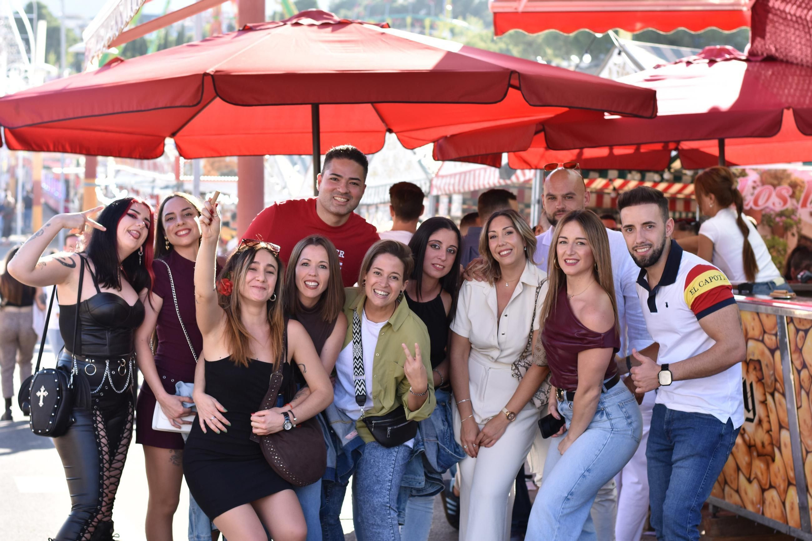 Compañeros de trabajo, familiares y amigos disfrutan del día de San Lucas en La Vestida.