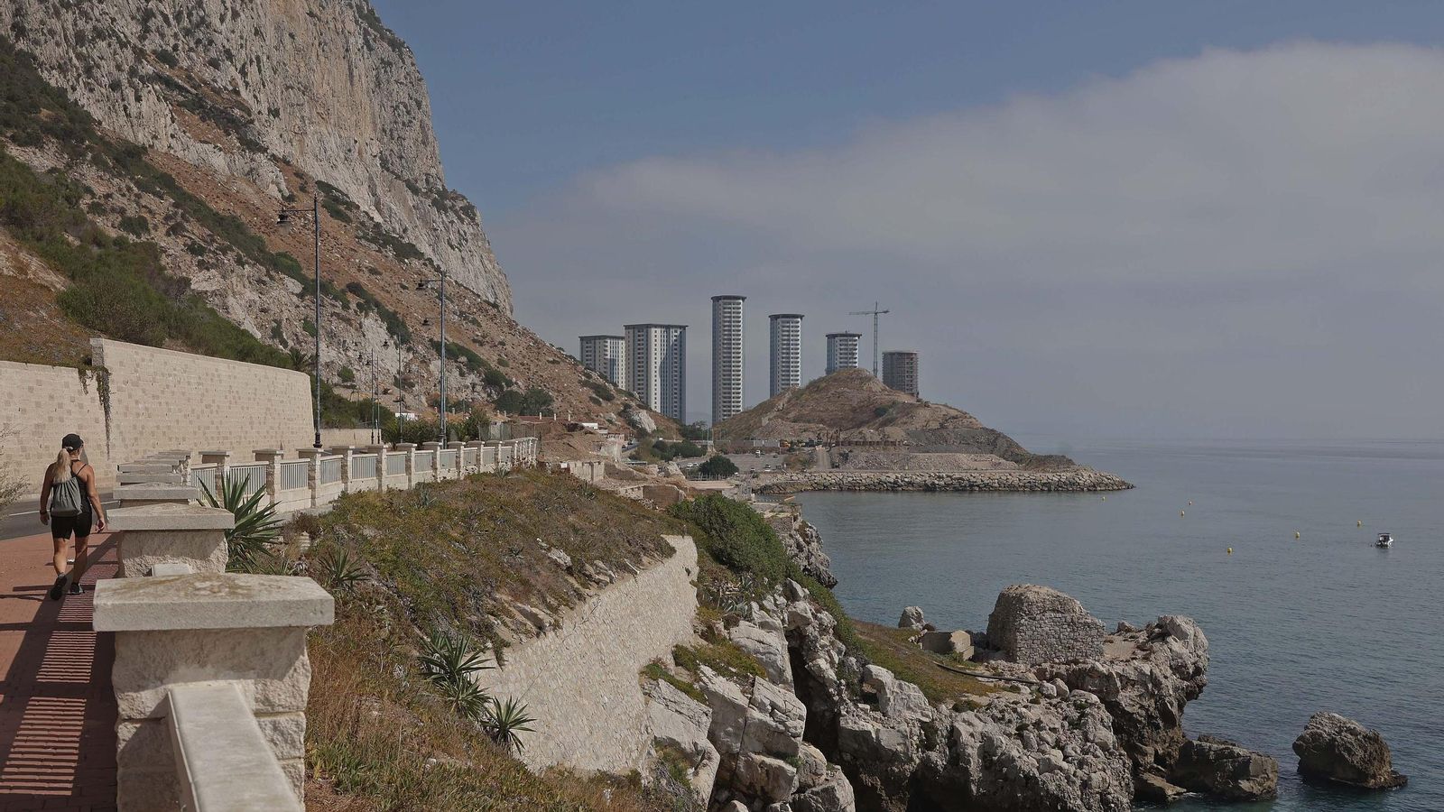 Acumulación de escombros en la zona este de Gibraltar, junto al área de los futuros rellenos. Acumulación de escombros en la zona este de Gibraltar, junto al área de los futuros rellenos.