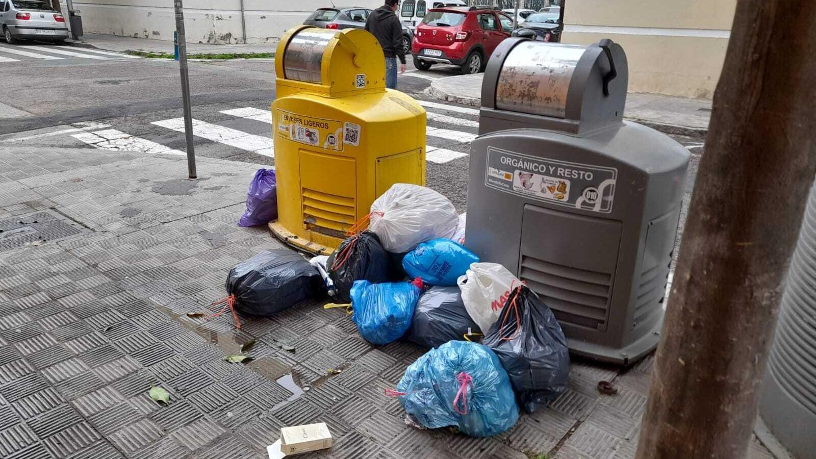 Otra imagen de los contenedores de Pino Montano, esta semana.