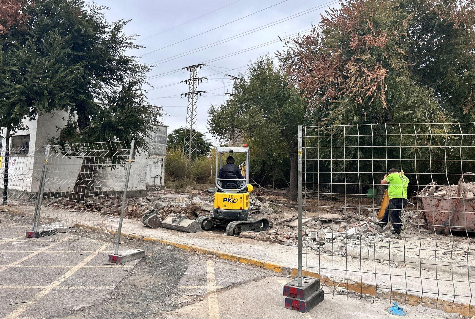 Obras en el entorno donde se construirá el Centro de Protonterapia, a las espaldas del Hospital Muñoz Cariñanos. /
