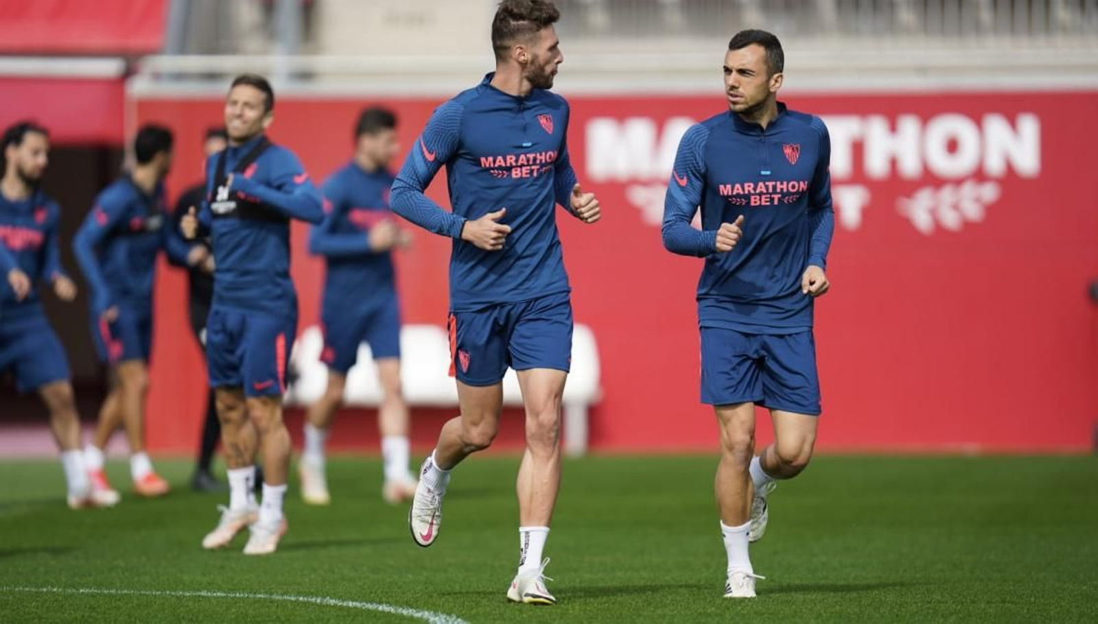 Sergi Gómez y Joan Jordán conversan durante el calentamiento de este viernes.