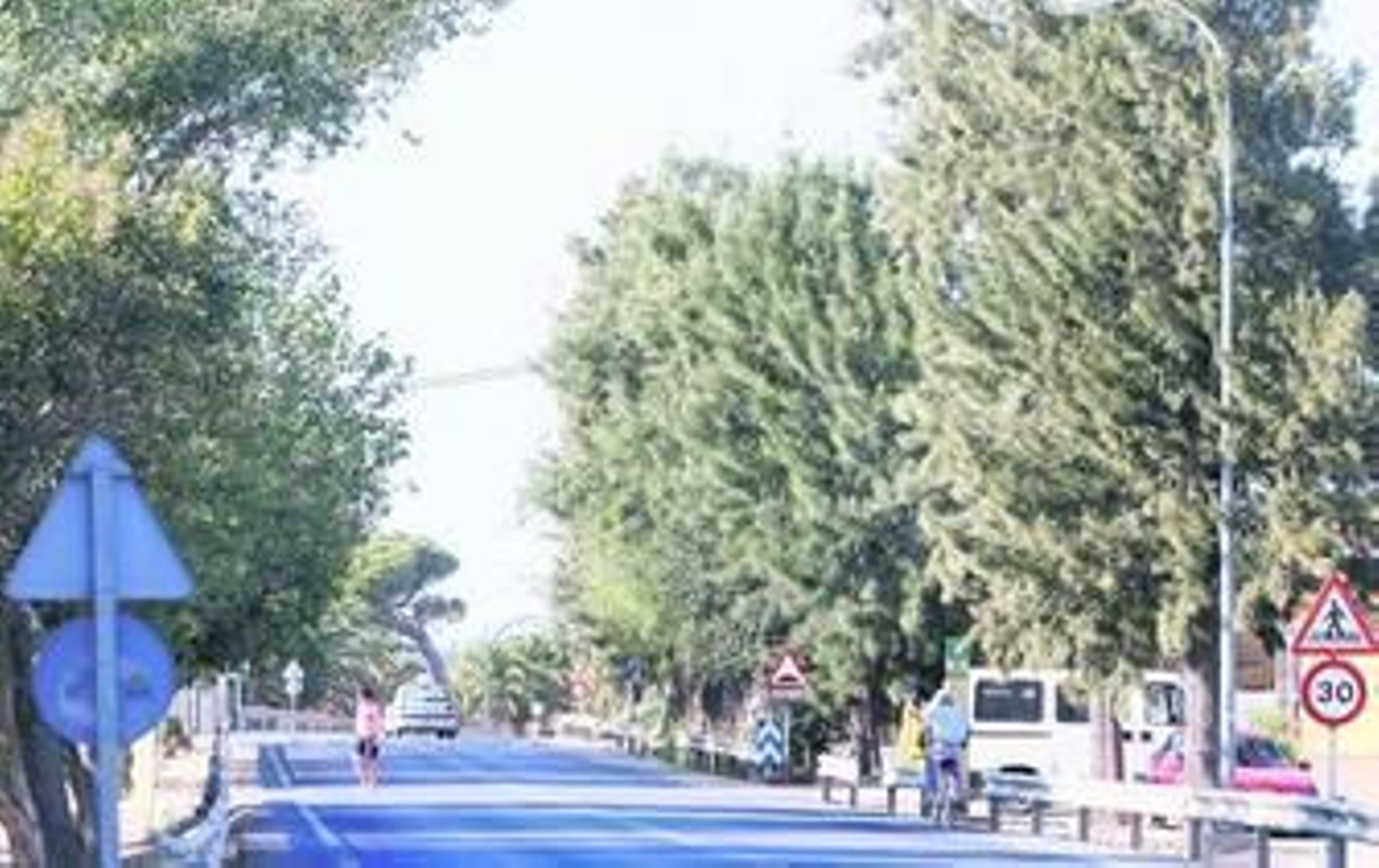 Carretera que atraviesa el núcleo rural de El Marquesado, en Puerto Real, donde se encuentran dos de las viviendas afectadas por órdenes de derribo.
