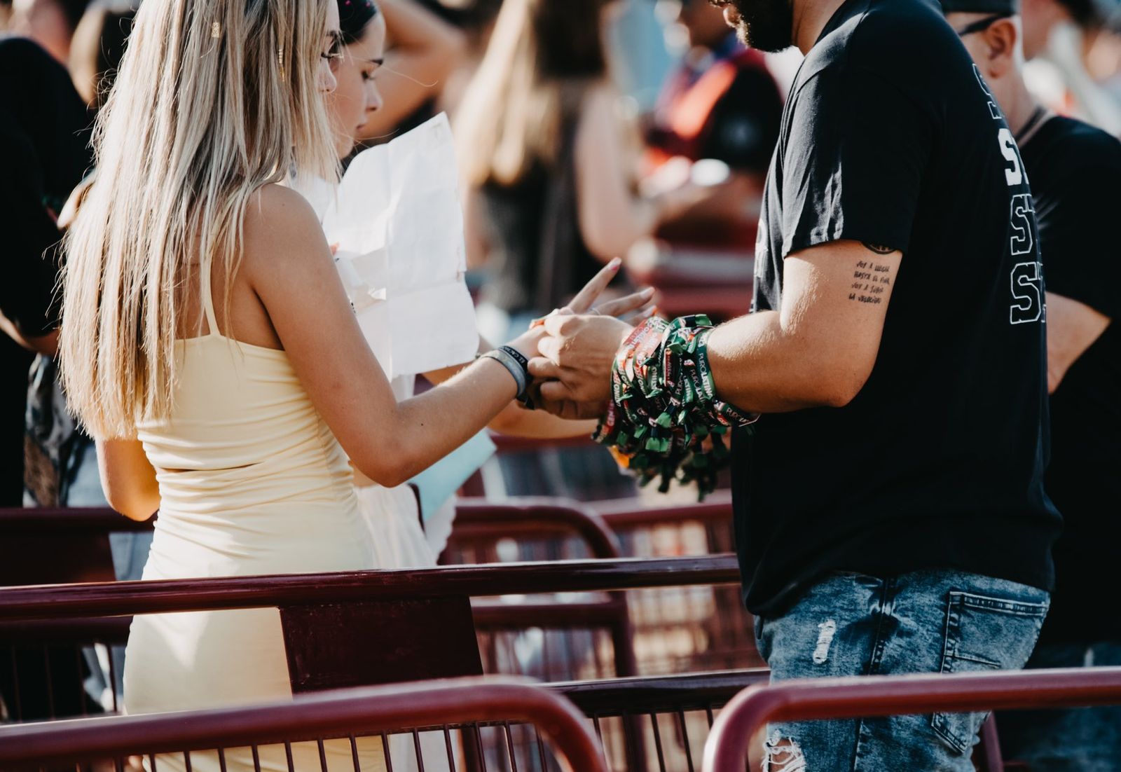 La pulsera es imprescindible para entrar