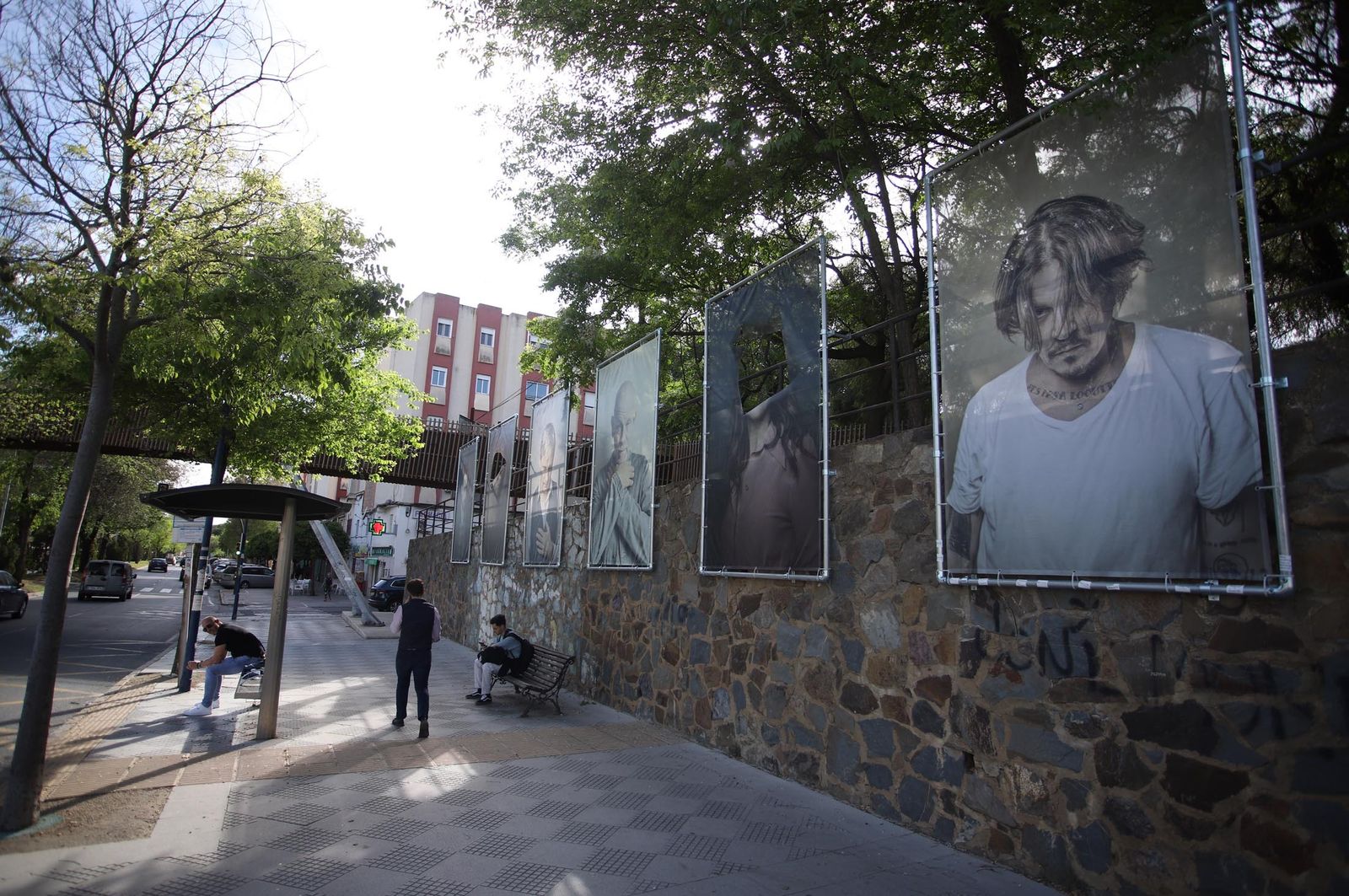 Imágenes  de los actos vandálicos en la exposición al aire libre de Jorge Fuembuena en la Avda Santa Marta