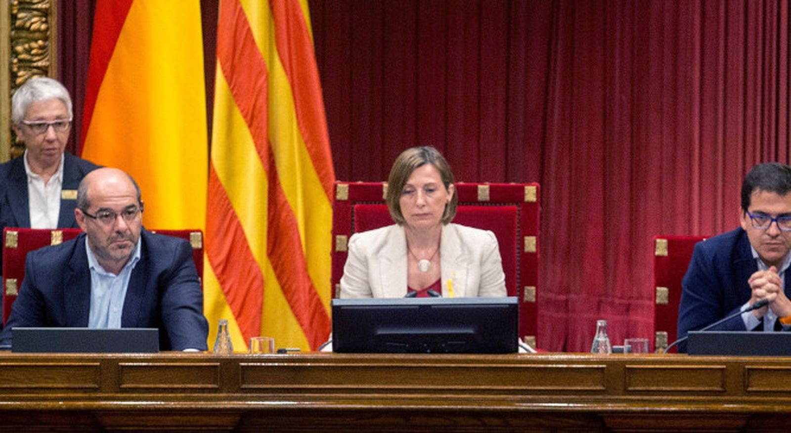 Carme Forcadell, en la Mesa del 'Parlament'.