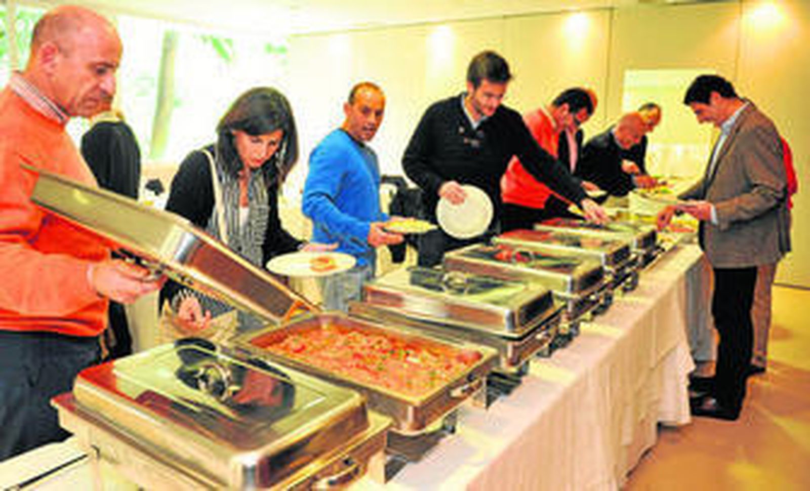 Cofrades maratonianos se proveían ayer en La Raza. En primer plano, Almudena, que correrá su tercer maratón de Sevilla.