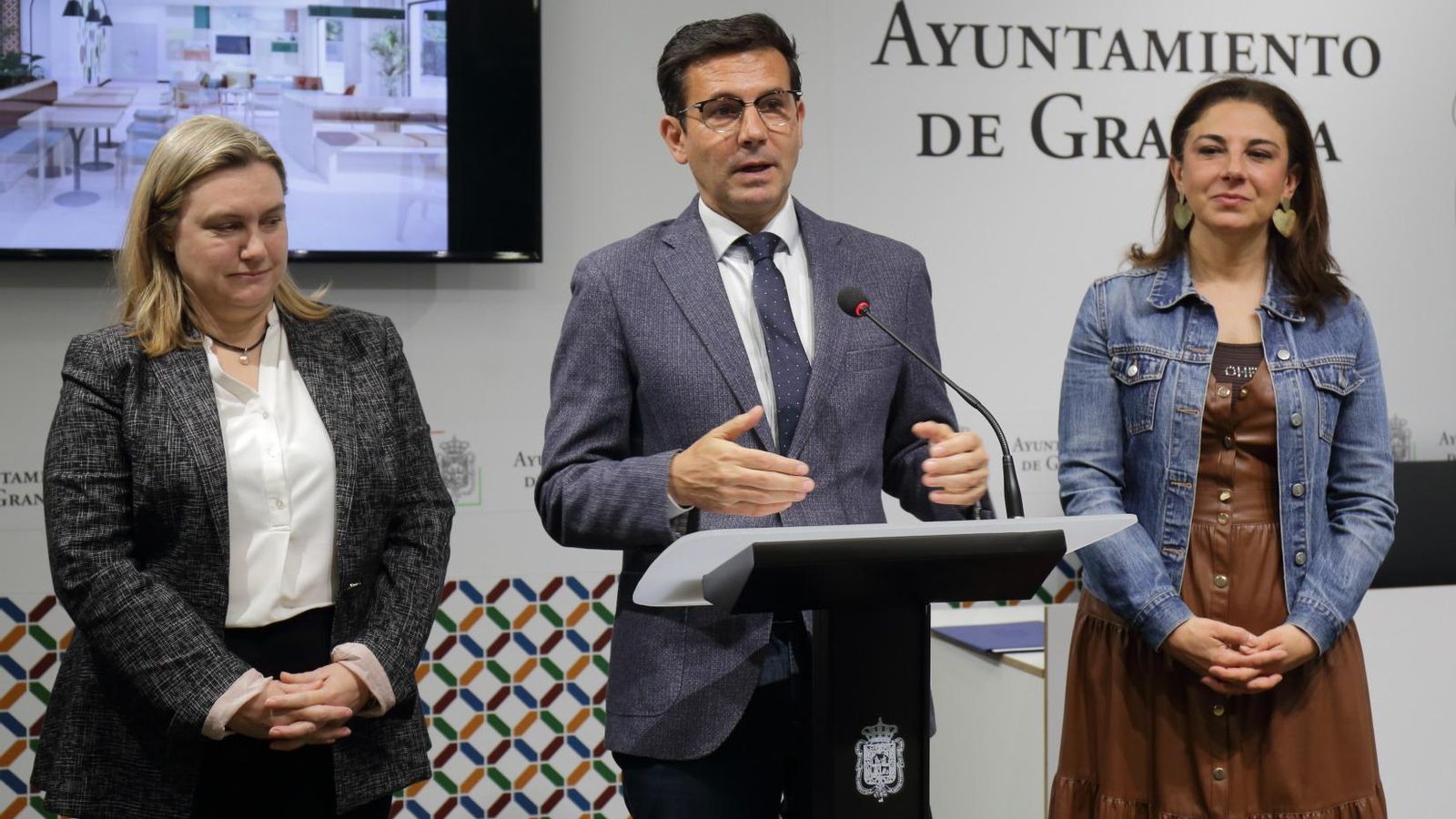El alcalde de Granada, la concejal de Movilidad y la CEO de Nodis, en la presentación del proyecto.