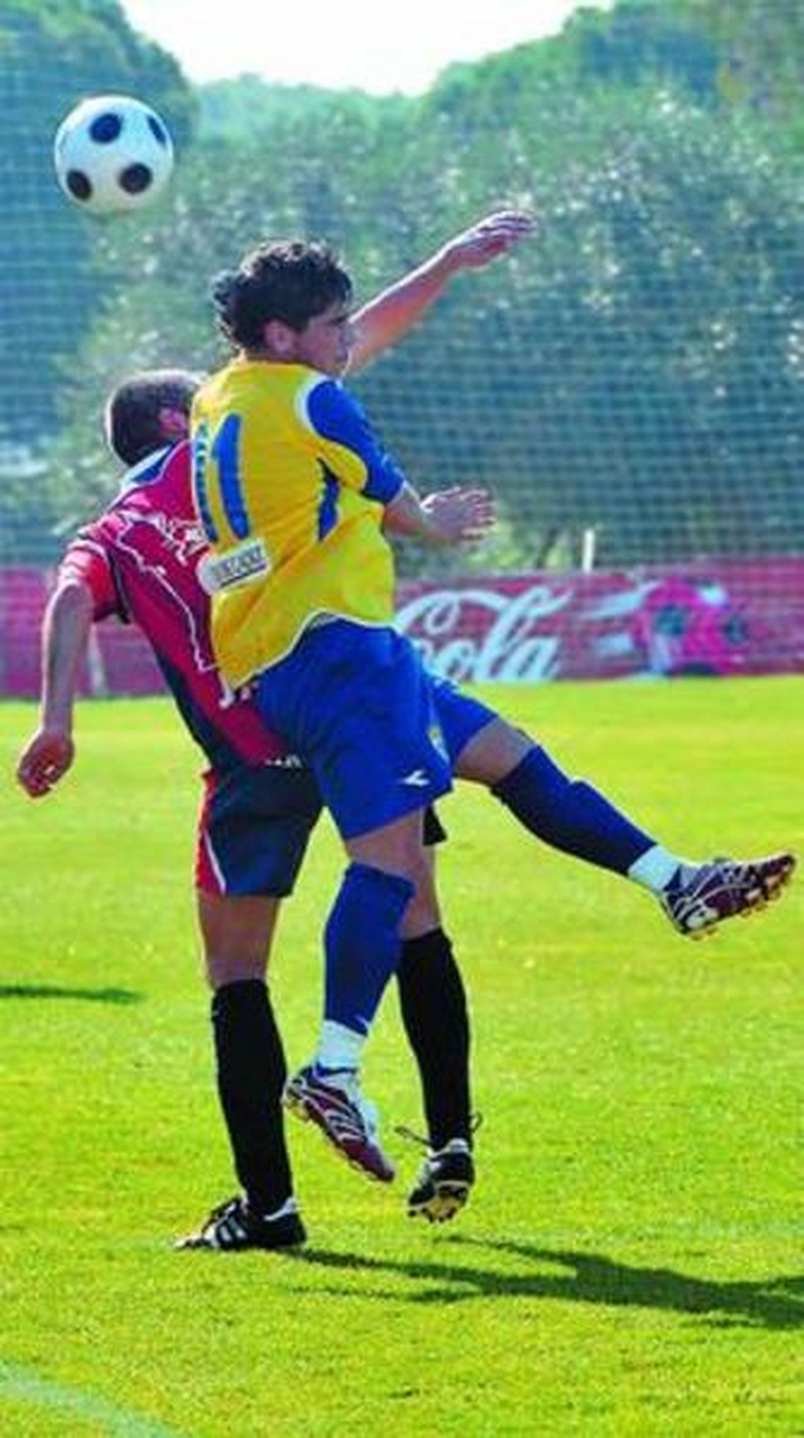 El cadista Diego choca con Quero en la disputa del balón.