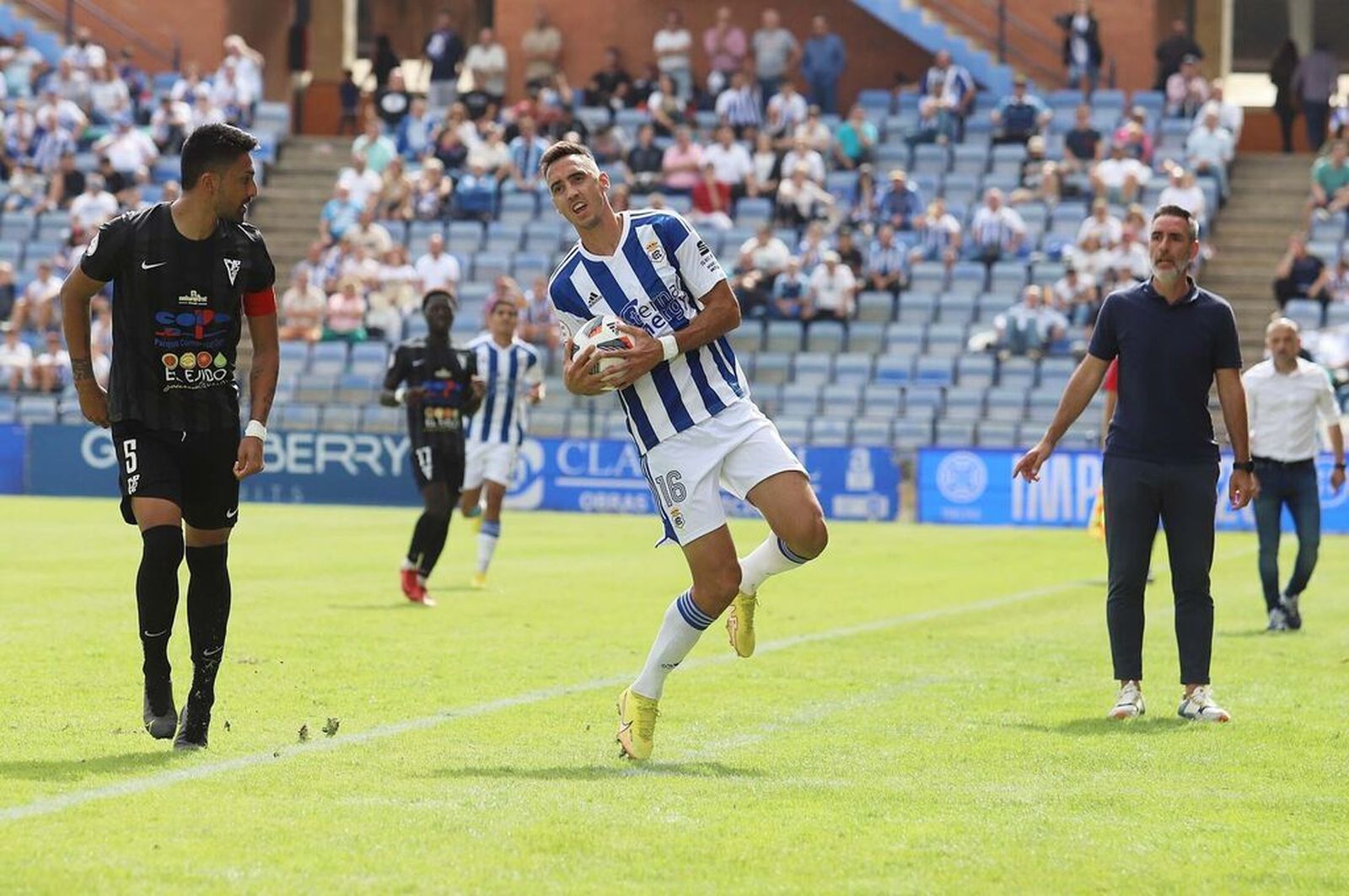 Abel, a la derecha, sólo tiene a Pablo Caballero como delantero puro.
