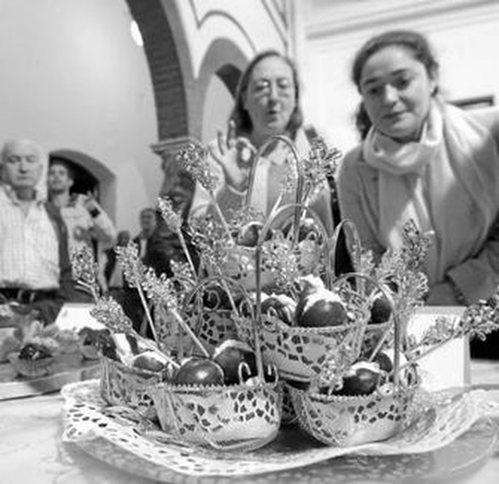Mayordomo y Nieto observan uno de los postres presentados.