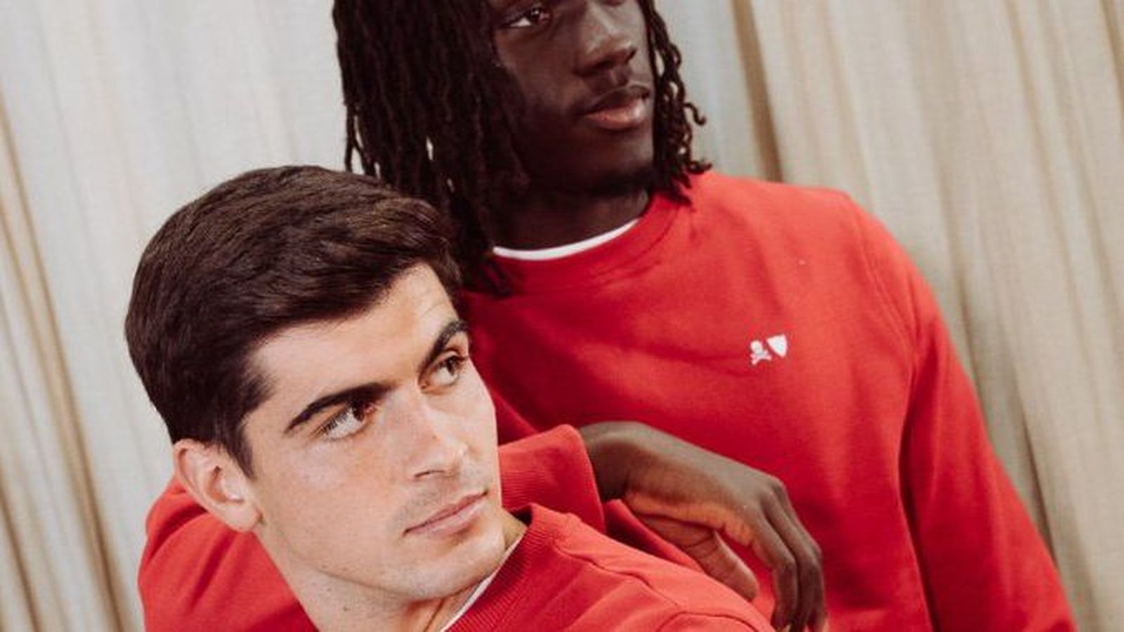 Mendy y Juanlu posan con la línea exclusiva del Sevilla FC y Scalpers