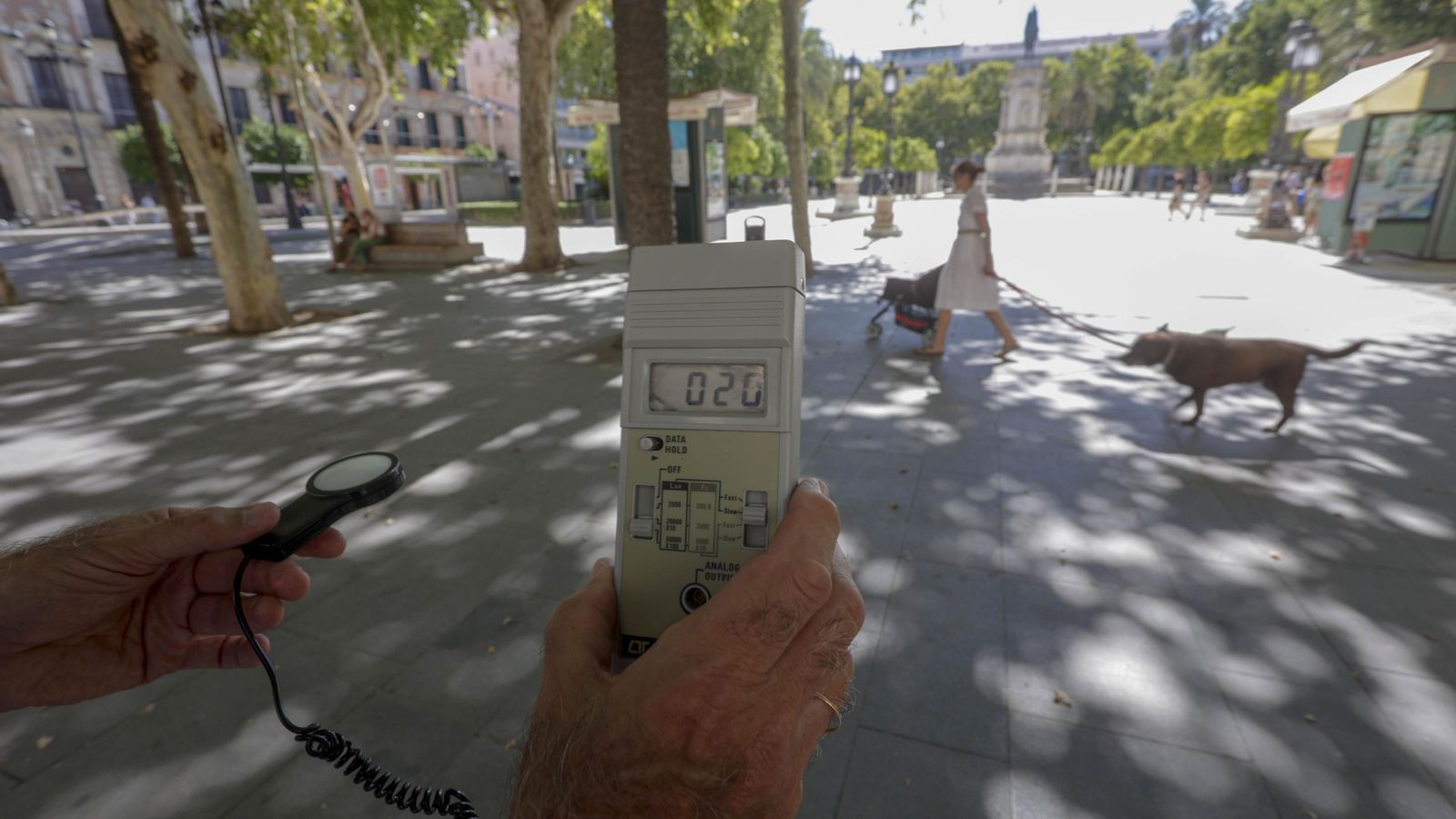 Medición de la radiación solar bajo los árboles de la Plaza Nueva.