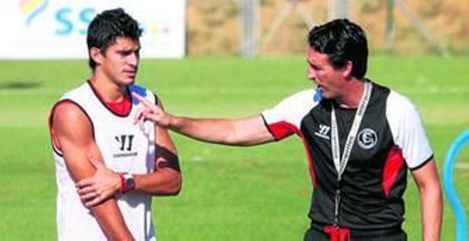 Emery se dirige a Perotti en un entrenamiento reciente del equipo sevillista.