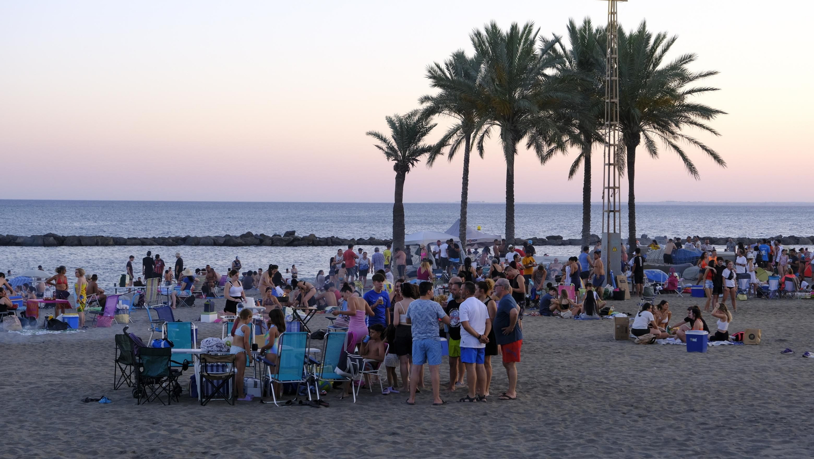 Imágenes de las hogueras de la Noche de San Juan en Almería capital