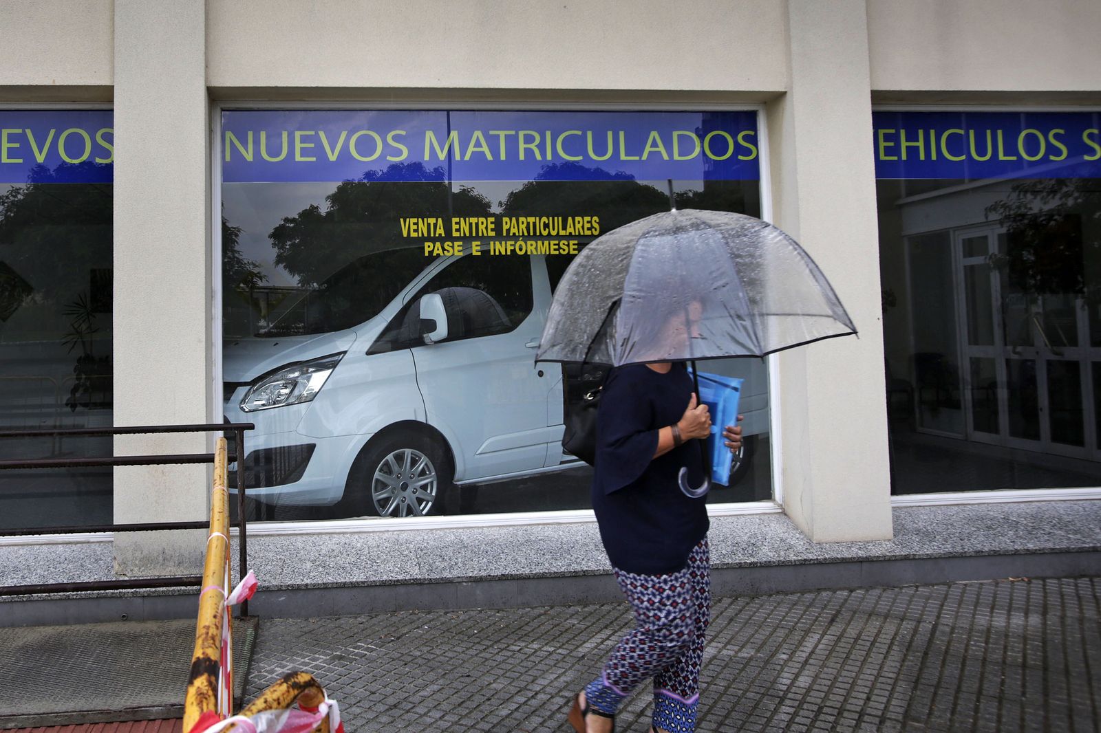 Escaparate de un concesionario de la capital gaditana, en una imagen tomada el pasado viernes.