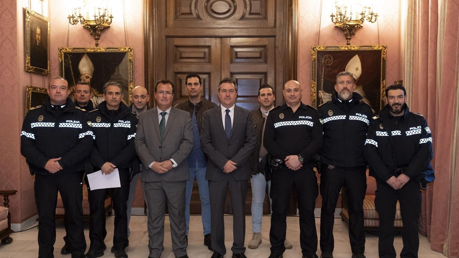 Los nuevos cargos, con el alcalde y el delegado de Movilidad y Seguridad.