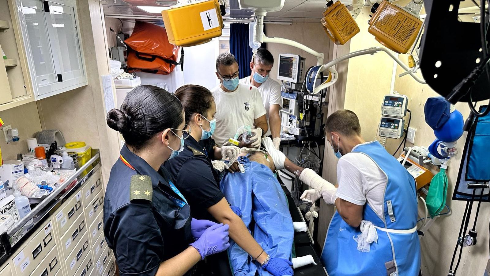 Ochoa-Hortal realiza una operación en la Enfermería de la fragata