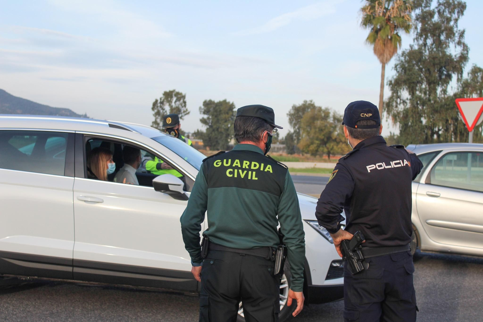 El control de la Policía a la salida de Córdoba, en fotografías