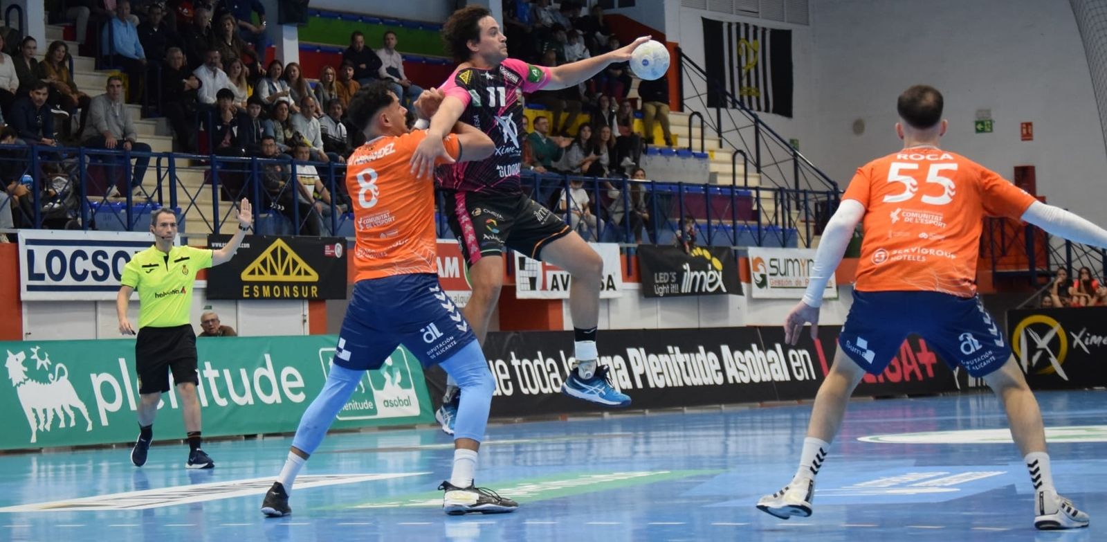 El pontanés Luisfe Reina es presionado por un rival.