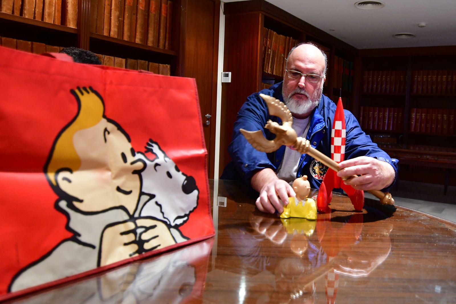 Nino Paredes posa en la hemeroteca de Diario de Cádiz con varios objetos de su colección de Tintín.