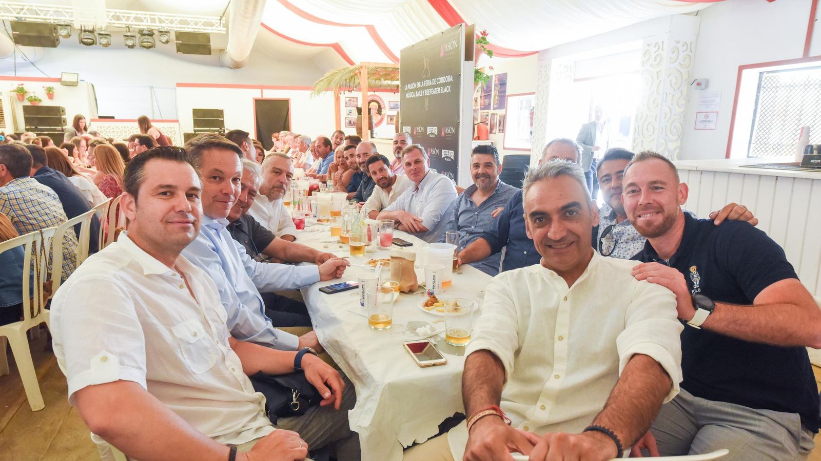 Un grupo de personas disfruta de la Feria el martes.