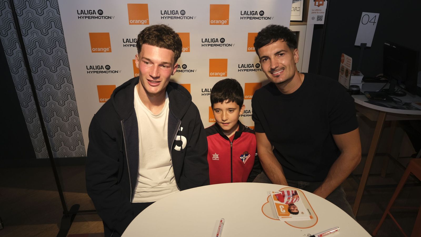 Búscate en las fotos de la firma de los jugadores de la U.D. Almería en la tienda Orange