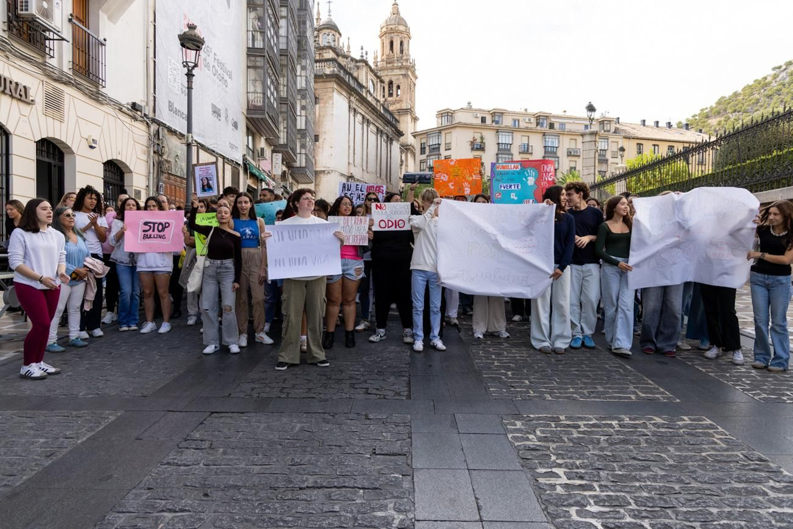 Concentración-manifestación en la plaza de la Constitución por la huelga de estudiantes por la víctima de acoso