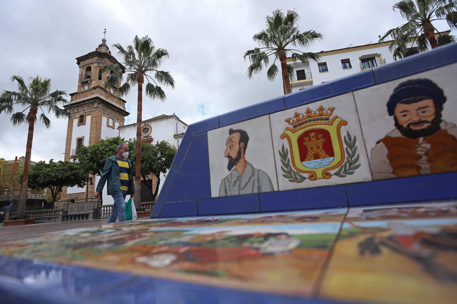 Un hombre con mascarilla, en la Plaza Alta de Algeciras. Un hombre con mascarilla, en la Plaza Alta de Algeciras.