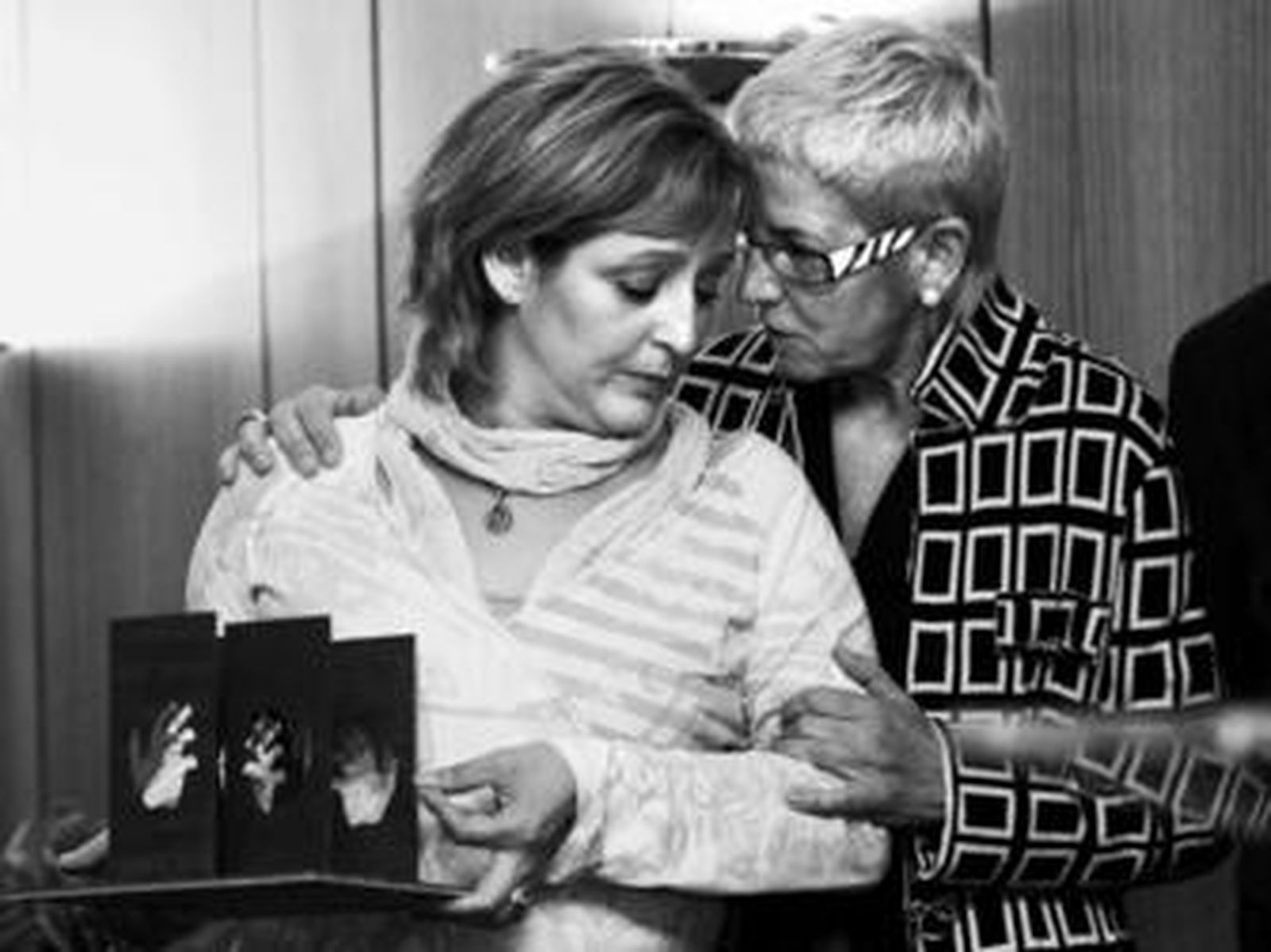 Una homenajeada ayer en Basauri, con la directora de la Oficina de Atención a las Víctimas (dcha.).