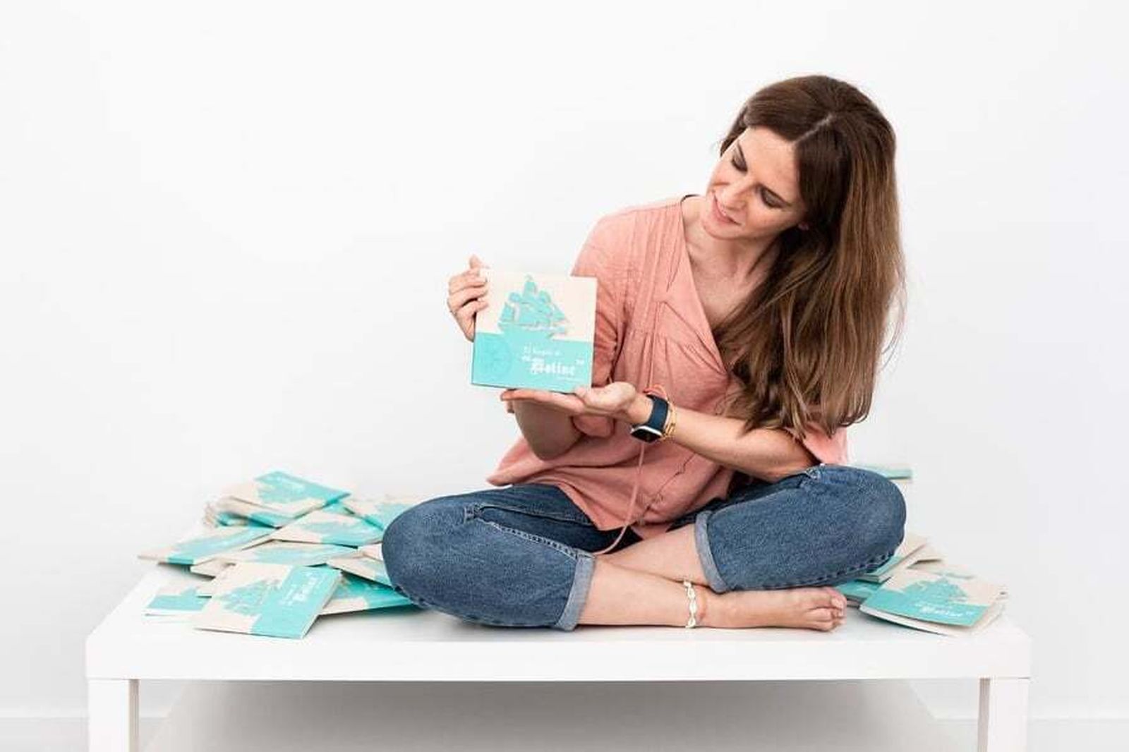 La sanluqueña Soledad Sánchez Cáceres mostrando un ejemplar de la obra.