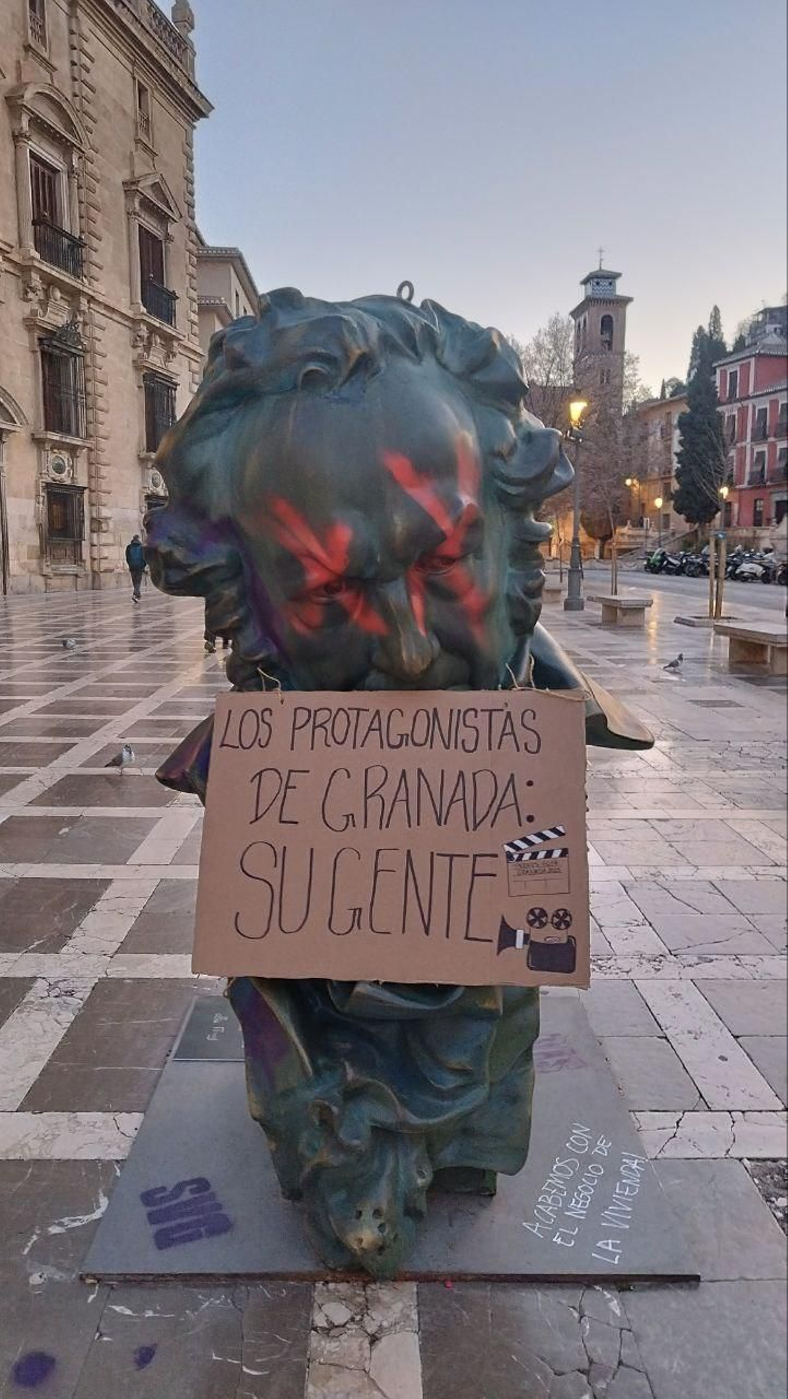 Las imágenes de las pintadas a los bustos de los Premios Goya de Granada