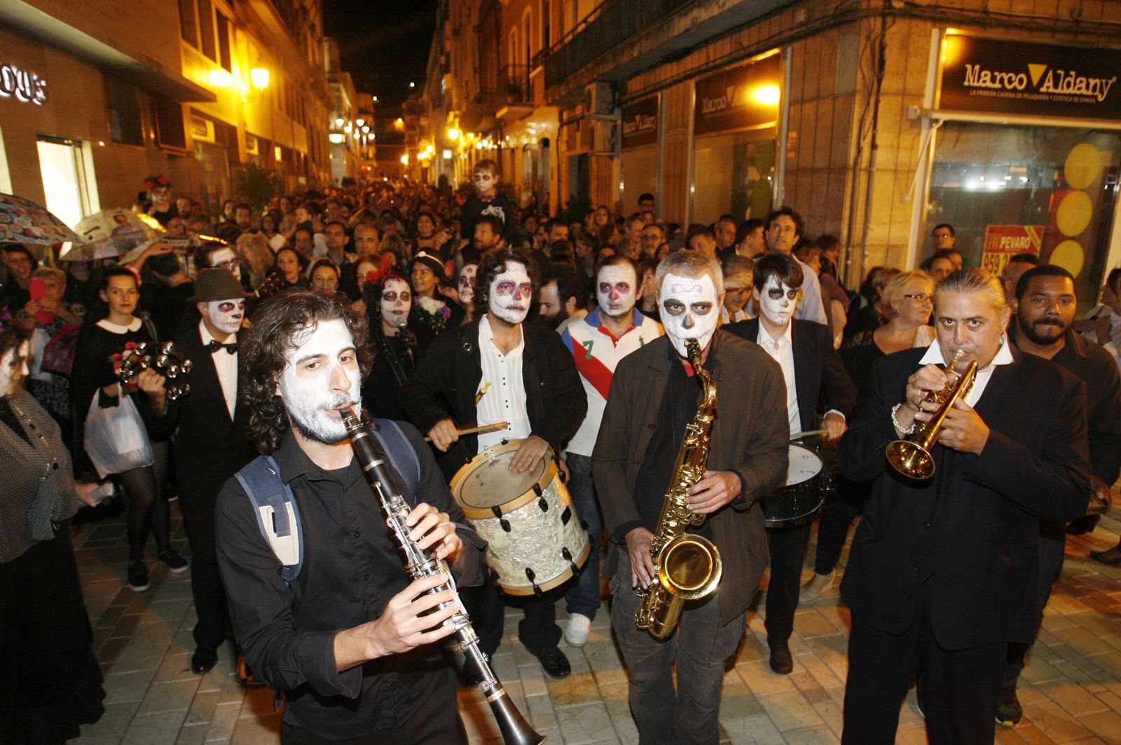 Celebración de Halloween en el centro de la capital onubense.