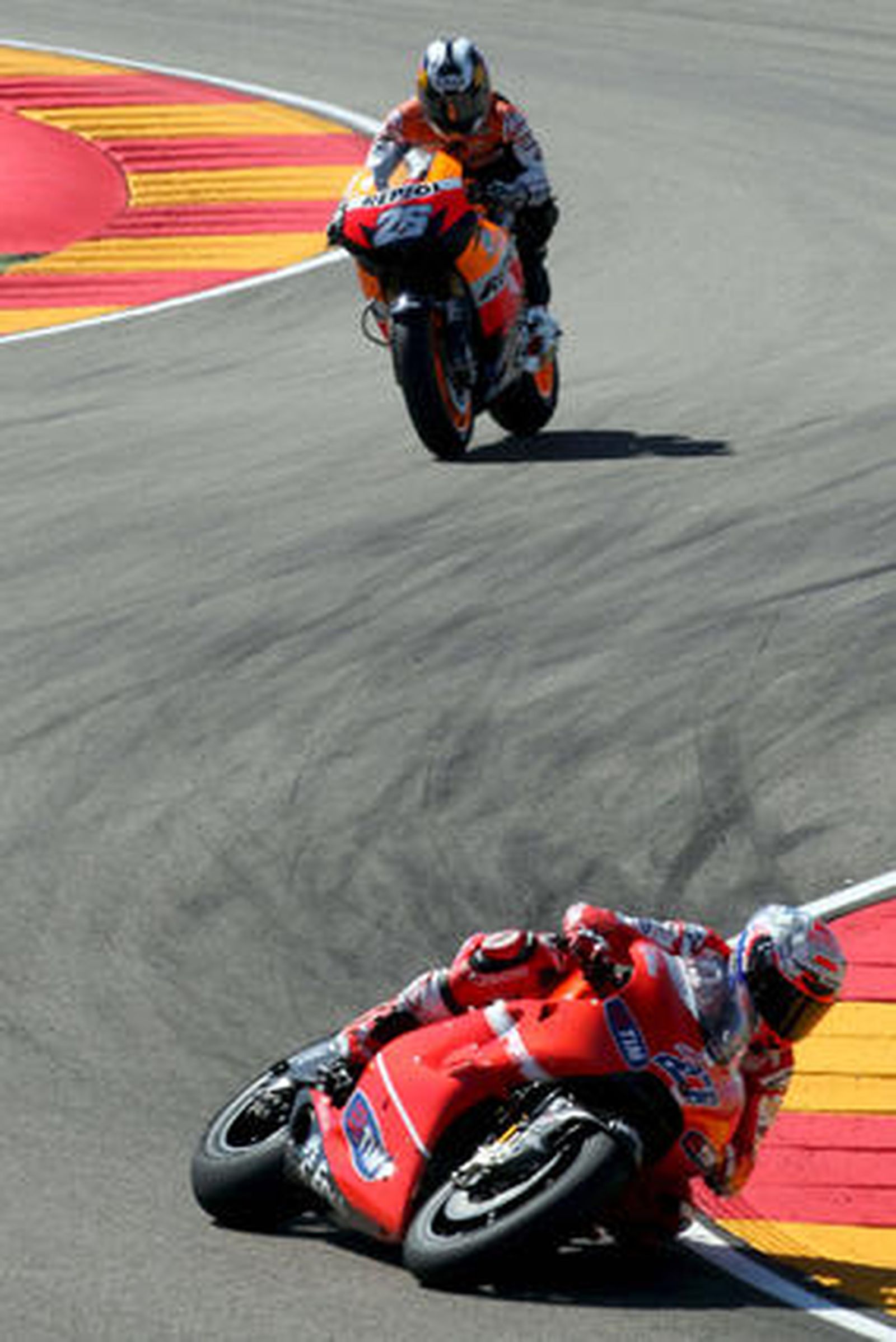 Casey Stoner, seguido por Dani Pedrosa.

Foto: Efe