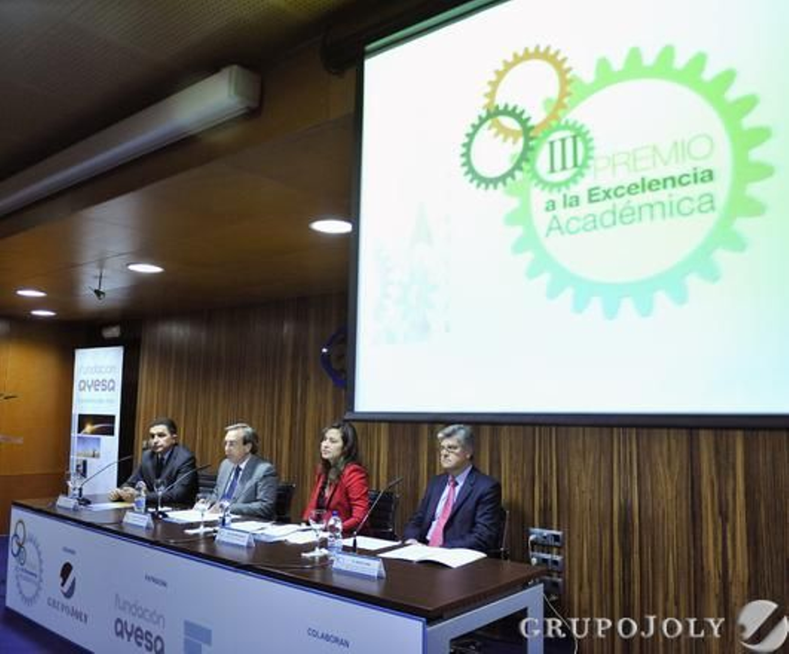 Gaspar Llanes,secretario general de Economía de la Junta de Andalucía; Juan Carlos Fernández, director general de Grupo Joly; Ana Manzanares, presidenta de la Fundación Ayesa; y Javier Landa, presidente del pleno del Ayuntamiento de Sevilla y Teniente de alcalde de Relaciones Institucionales.

Foto: Juan Carlos Vázquez