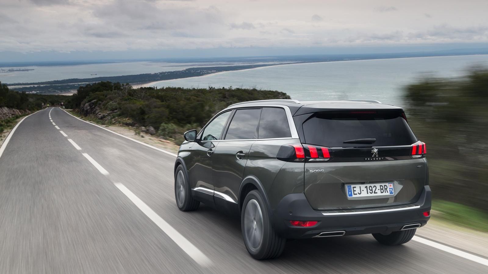 Se caracteriza por sus tres filas de asientos y siete plazas.