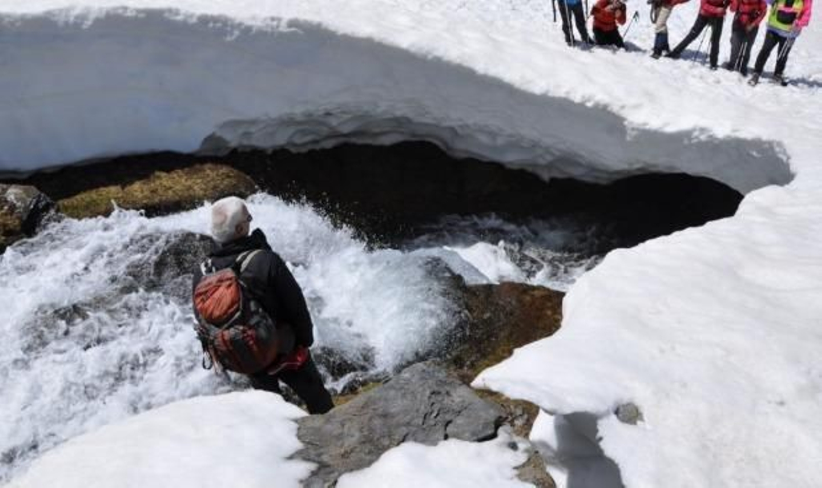 Piden tener precaución en la travesía y alertan del peligro de pasar por encima de los túneles de nieve