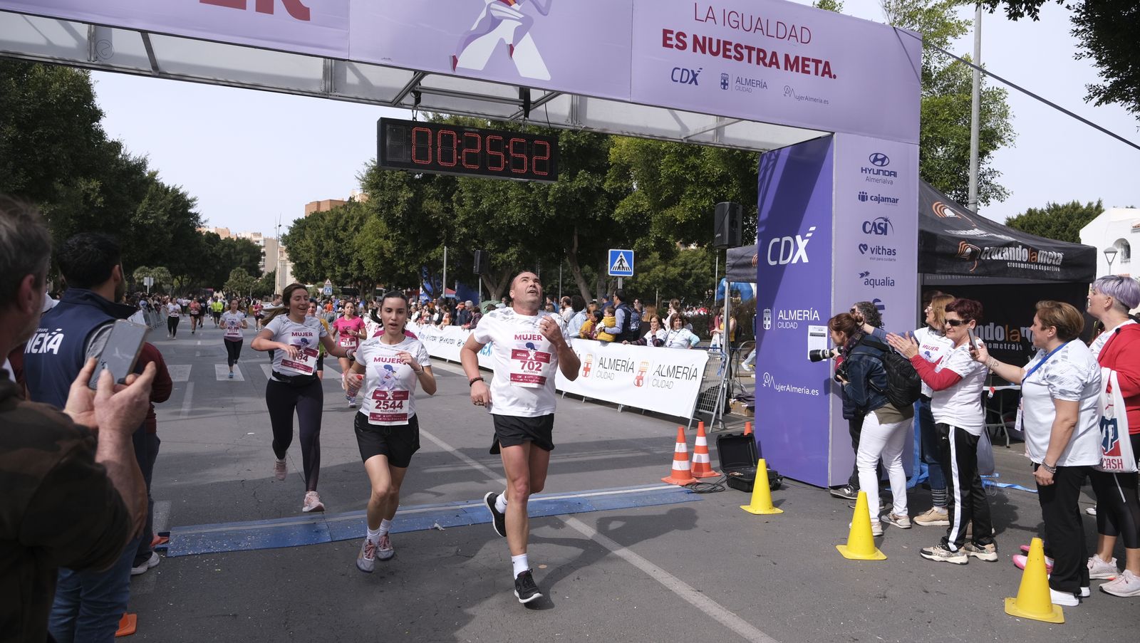 Imágenes de la Carrera de la Mujer 2023 en Almería