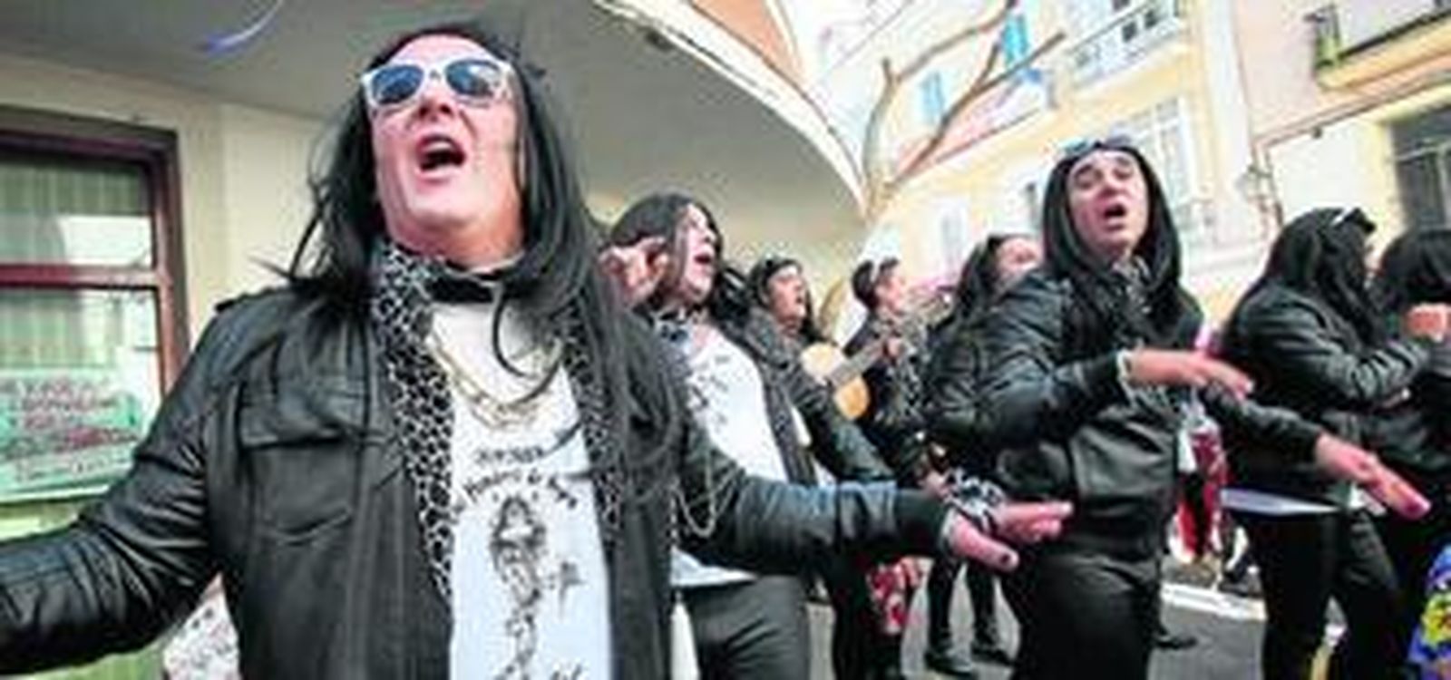 Un llamativo disfraz del entrañable Espinete por la plaza de San Juan de Dios.