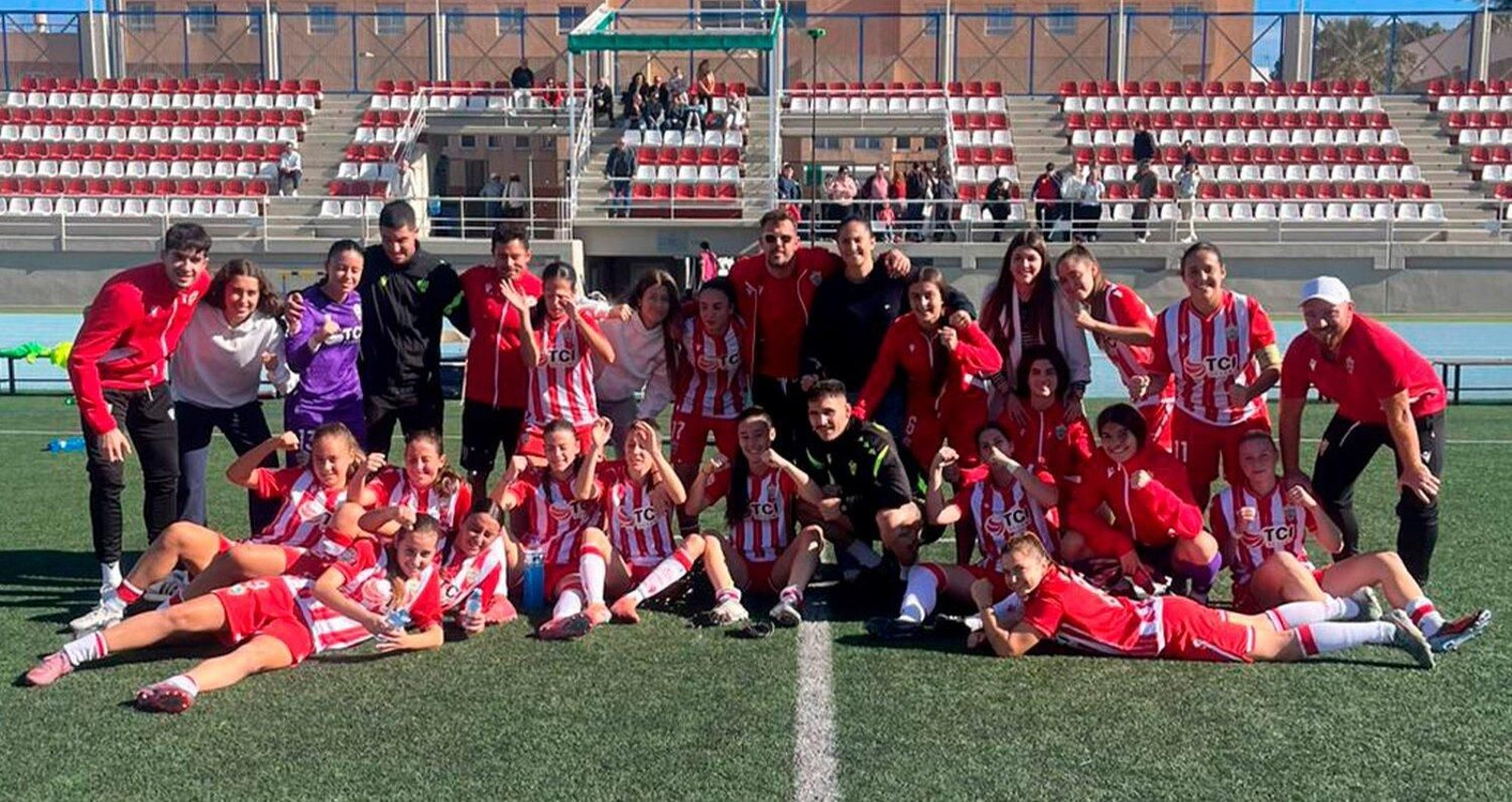 Las rojiblancas celebran sobre el terreno de juego su contundente triunfo frente a las jienenses este pasado fin de semana.
