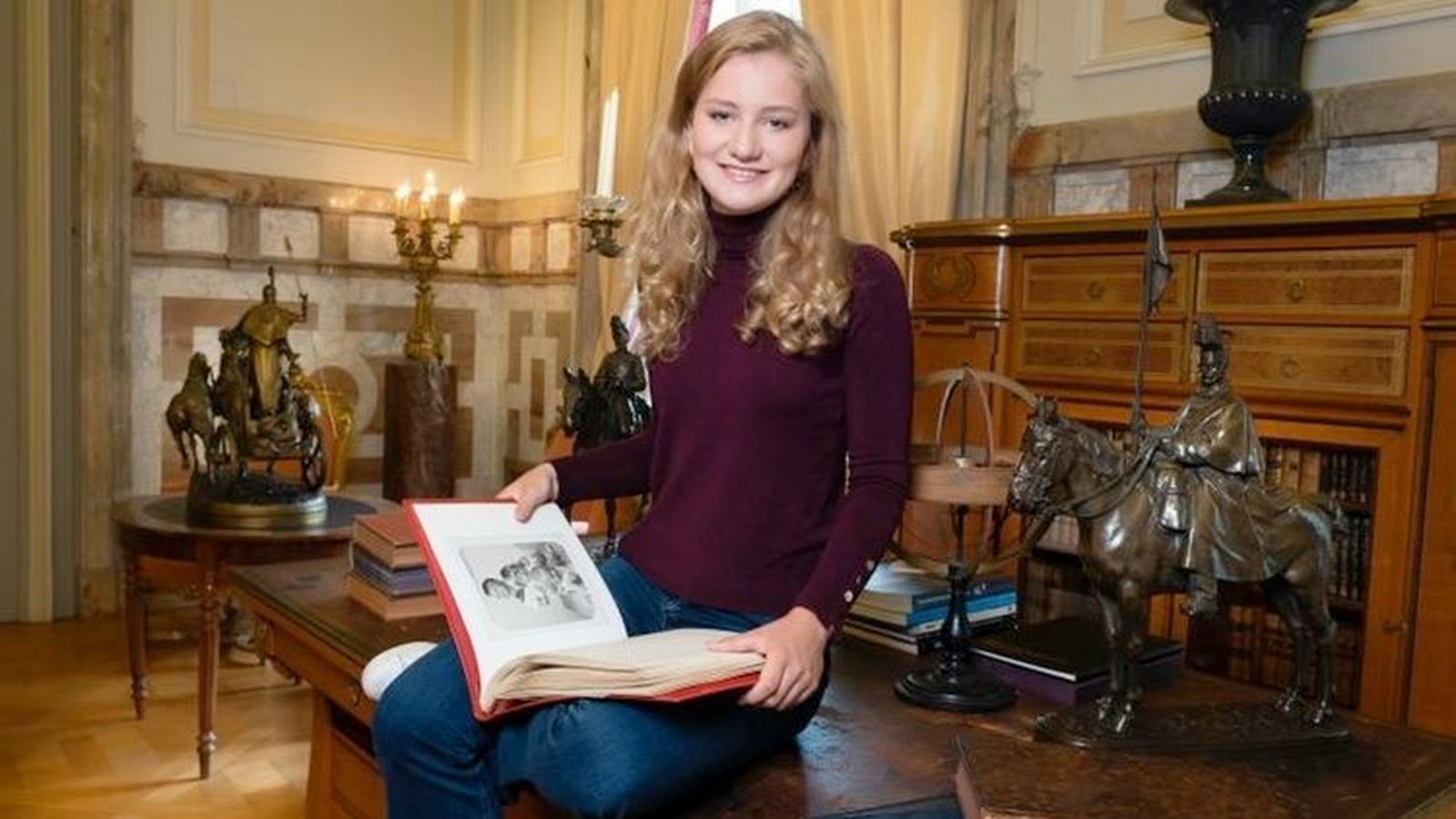 La princesa Isabel, con vaqueros, en el despacho de su padre en palacio.